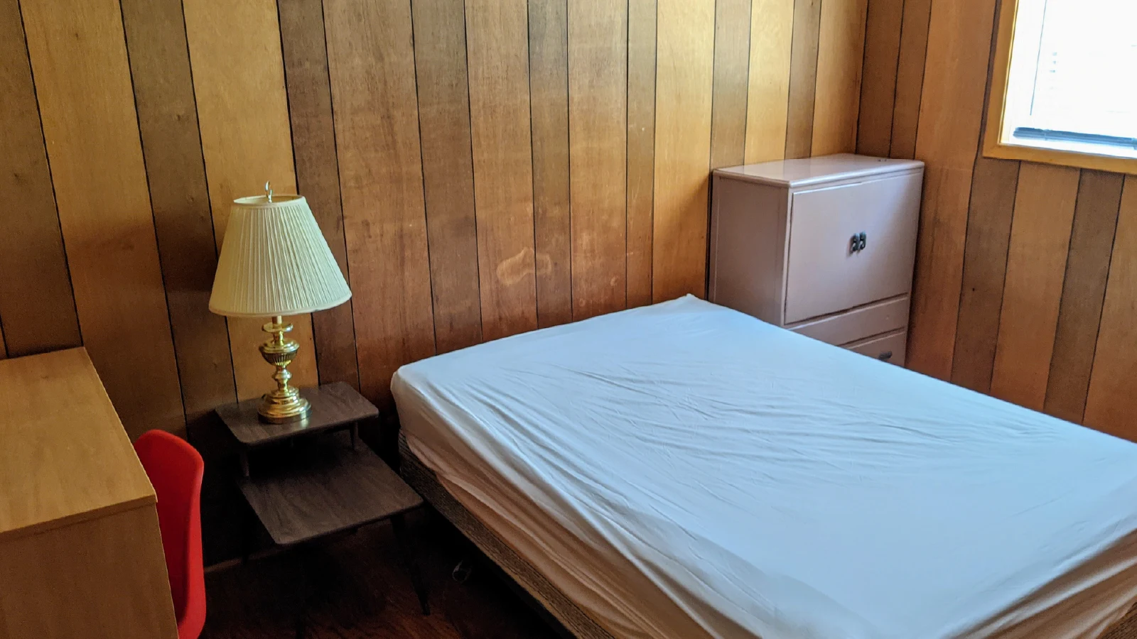 Pigeon-Lake-Resort-Cottage-fourteen-second-bedroom-queen-size-bed